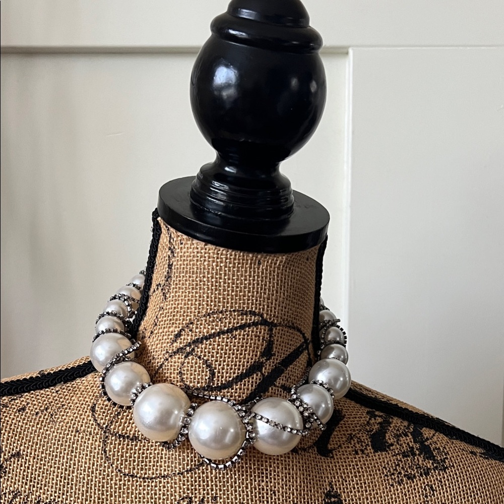 Chic Silver Rhinestone and Pearl Necklace